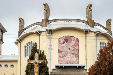 Az épület műtárgyai megsínylették a nem megfelelő bánásmódot. A bejárati sgraffito feltehetően a Lotz-tanítvány, Stein János allegorikus alkotása. Vass Viktor eredetileg monokróm, fehér márványból készült domborművét az oltár felett mára átfestették.