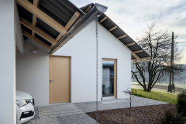 SKUPAJ ARHITEKTI, mKutin arhitektura: House for Modest Living. Litija, Szlovénia. Fotó: Miran Kambič