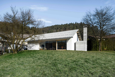 SKUPAJ ARHITEKTI, mKutin arhitektura: House for Modest Living. Litija, Szlovénia. Fotó: Miran Kambič