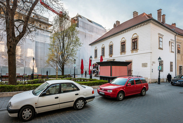 A Pénzügyminisztérium hátsó traktusában, a Fortuna-udvar is új szárnyat kap, amelynek terve Makrai Sándor, Vesztergom Ádám nevéhez kötődik.