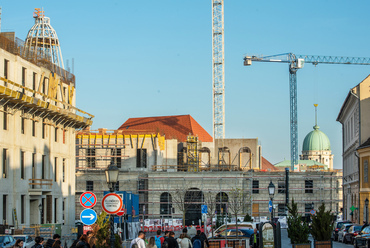 Nem messze folytatódik a Honvéd Főparancsnokság emeleteinek rekonstrukciója is, szintén vasbetonból.