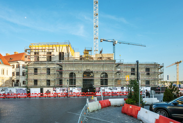 Egyelőre nem tudni pontosan, hogy a Honvéd Főparancsnokság Szent György tér felé húzódó szakaszában milyen mértékben kerül sor rekonstrukcióra.