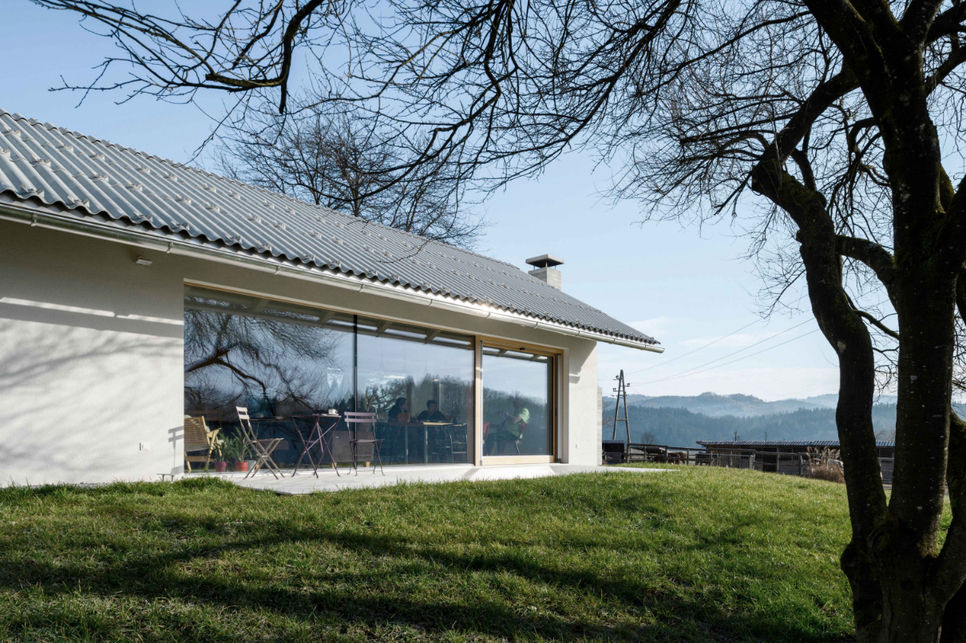 SKUPAJ ARHITEKTI, mKutin arhitektura: House for Modest Living. Litija, Szlovénia. Fotó: Miran Kambič