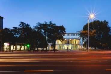 A hajdani Tengerszem rendelőként történő rehabilitációja, Tervezők: KAAVA, studio stisze, Tájépítészet: Objekt Tájépítész Iroda, Fotó: Mudri László