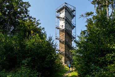 A szomszédos Mátrában, 2015-re egészen hasonló koncepció szerint készült el a Galyatető kilátójának felújítása, immár modern formában a Nartarchitects tervei szerint. 