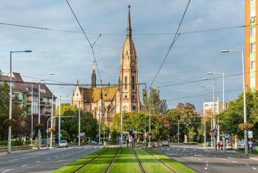 Kőbánya központjában tiszteletet parancsolóan áll a Szent László-templom. 83 méteres magasságával hazánk legmagasabb templomtornya, a szakrális épületek közt csak a Szent István- és az esztergomi bazilikák kupolái magasabbak.