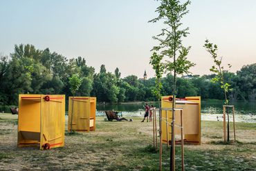 Az Építészfesztivál másik olyan installációja, amely hosszú távon is a területen marad, a STRANDKÖNYVTÁR workshop keretében valósult meg. A dunaújvárosi könyvtár dolgozóinak közreműködésével készült pavilonok pop-up könyvtárként fognak üzemelni. 