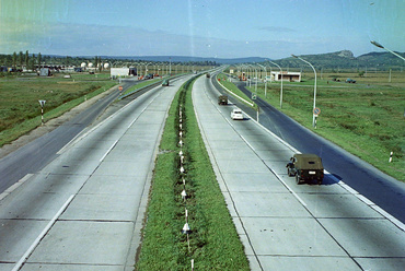 Az M1-M7-es autópálya közös szakasza a benzinkútnál a Károly király utcai felüljáróról nézve, 1968. Forrás: Fortepan/UVATERV