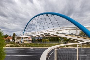 Az M19 autóút győrszentiváni szakasza fölött 2019 óta áll hazánk első, egyetlen főtartóval épült ívhídja.