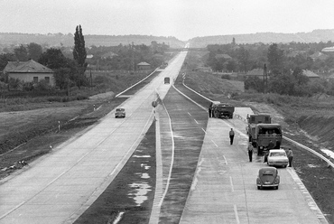 Törökbálint, az épülő M7-es autópálya, háttérben az érdi emelkedő, az M0-ás körgyűrű mai csomópontja, 1966. Forrás: Fortepan / Magyar Rendőr