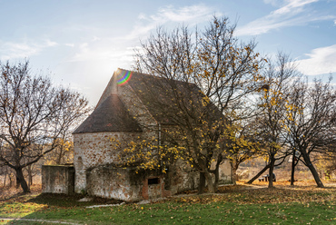 A felvidéki templomokra jellemző, patkó alakú szentély, és a római kori köveket is tartalmazó falak is átvészelték az évszázados elhagyatottságot. 1956-ban konzerválták, mai formájában az 1997-es felújítása óta áll.