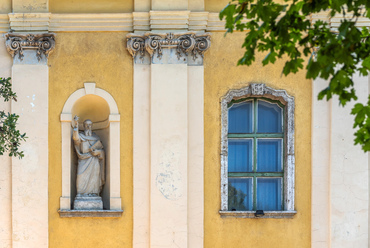 A barokk templomépület története a 18. század végi, évtizedes elhagyatottságról, majd a 20. századi, hasonlóan hosszú újjáépítésről szól, ami csak 1947-re fejeződött be.