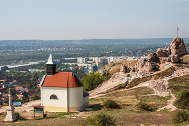 A kápolna a Kő-hegy különleges sziklái, és panorámája mellett népszerű úticél. Misézésre csak alkalmanként használják, állapota viszont közel húsz év után is kiváló.