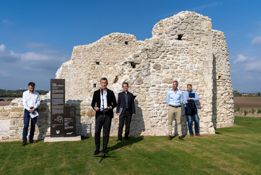 Zubreczki Dávid, Scheer Sándor, Vukoszavlyev Zorán, Berecz Péter és Tök polgármestere, Bősze András, A töki templomrom felújítása, Fotó forrása: ROM Vándor program