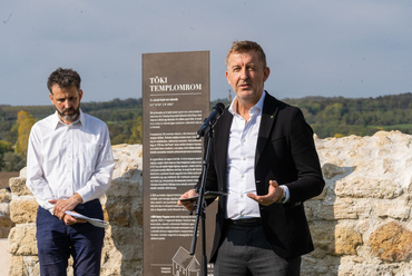 Scheer Sándor, a Market Építő Zrt. vezérigazgatójának beszéde, háttérben Zubreczki Dávid építészeti mesemondó, A töki templomrom felújítása, Fotó forrása: ROM Vándor program