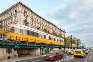Budapest központjában, nagyrészt elfalazva áll egy 498 méter hosszú, különleges híd, amelyet lapossága ellenére viaduktnak neveznek. 1900-ban ennek segítségével sikerült helyet szorítani a rakpart és a Duna-korzó között az új 2-es villamosnak. 