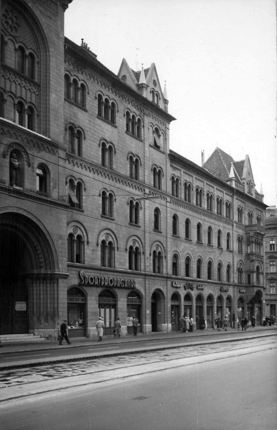 A templomot rejtő Luther-udvar egy 1961-es felvételen. Forrás: Fortepan / Budapest Főváros Levéltára / Városrendezési és Építészeti Osztályának fényképei