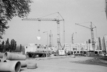 Budapest III. Pók utcai (Római úti) lakótelep, Amfiteátrum utcai építkezés a Római sétány felől nézve. Fortepan / Péterffy István