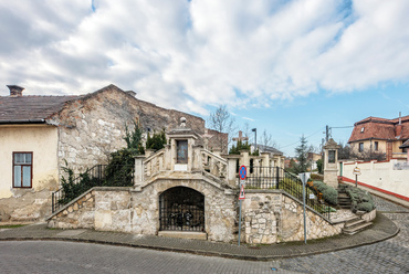 A két lépcső közti Fekete-dombon áll a lépcső stációsorának utolsó állomása, a 2016-ra megújult kálvária. 1808-ban még kopár dombtetőre épült, ma már a régi városközpont része.