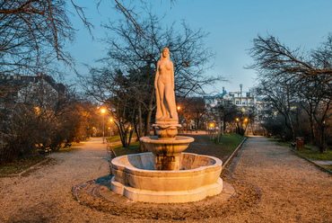 A falak által körbezárt, apró mellékcsúcs fennsíkján alakították ki a Margit-parkot, középpontjában a Beck Ö. Fülöp által 1938-ra befejezett Ifjúság Kútjával.