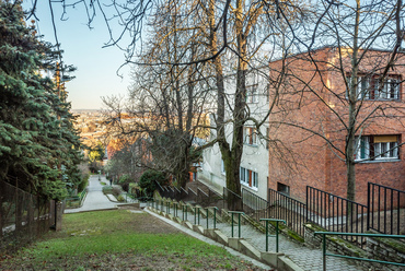 Az út szépségét a panoráma mellett az épített környezet változása adja: a hegyre felfelé az 1920-as évekre beépült alsó szakasztól a hetvenes évek modern lakóházaiig lépked előre az idő.