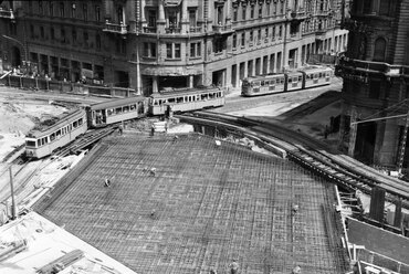 Nagykörút - Rákóczi út kereszteződés, a Blaha Lujza téri aluljáró építési területe 1966. forrás: Fortepan / FŐMTERV