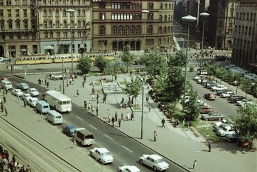 Rálátás a Rákócz útnál lévő villamosmegállóra és a Blaha Lujza térre. Szemben a József körút melleti házsor és a Népszínház utca torkolata látható. 1971. forrás: Fortepan / FŐMTERV