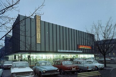 Blaha Lujza tér, Corvin Áruház, jobbra a Rókus kórház. 1971. forrás: Fortepan / FŐFOTÓ