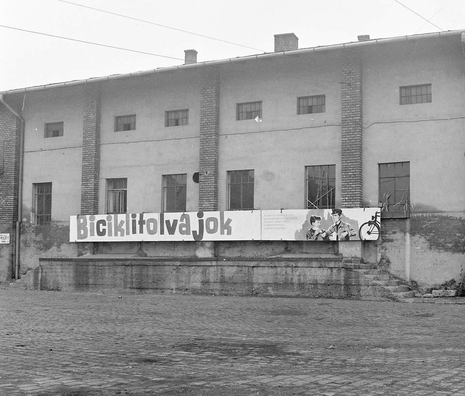 Orczy tér, Józsefvárosi pályaudvar. A Fővárosi Moziüzemi Vállalat (FŐMO) által forgalmazott film plakátja. 1968. Fortepan / FŐFOTÓ