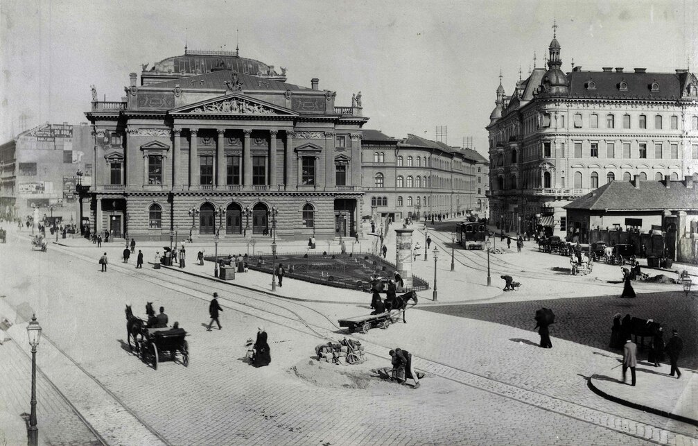 Blaha Lujza tér (ekkor a Népszínház utca és a Rákóczi út találkozása), a Népszínház (a későbbi Nemzeti Színház) épülete. A felvétel 1893-ban készült.  forrás: Fortepan / Budapest Főváros Levéltára / Klösz György fényképei