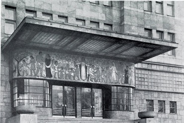 A portikusz eredeti állapota az üvegbeton előtetővel és a mozaikfrízzel (TF 1942/12) Fotó: Kozelka Tivadar.