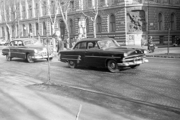 Andrássy út (Népköztársaság útja), szemben az Izabella utca sarkon a 73-75. szám, a MÁV Igazgatóságának épülete, 1959. Forrás: Fortepan / FSZEK Budapest Gyűjtemény / Sándor György