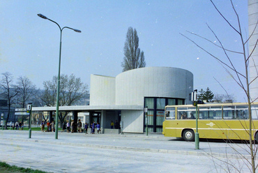 Balatonalmádi központjában a Veszprémbe vezető vasúti mellékvonal felszámolása után hét évvel, 1976-ra készült el a modern, 10 állásos autóbusz-állomás. Forrás: Fortepan/UVATERV