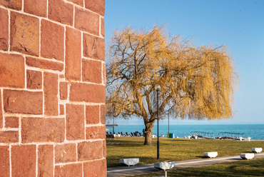 A vörös homokkő Balatonalmáditól egészen Révfülöpig számtalan helyen a felszínre bukkant, kis kőbányák tucatjait látva el alapanyaggal, ahonnan aztán egyenesen a helyi építkezésekre került. A bányák visszaszorulásával a bontott kőanyag is felértékelődött.