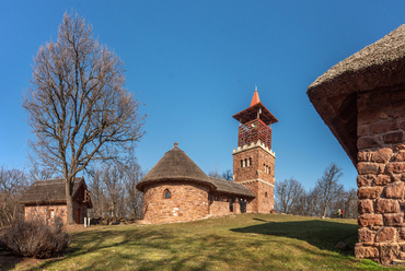 Az Alsóörs fölötti Csere-hegyi kilátó 1935-re készült el, a Balaton-felvidék első kő kilátójaként. A körülötte egyre magasabbra növő erdőre tekintettel 2001-ben másfél szinttel megtoldották.