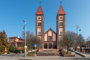 A vörös homokkő szerkezeti alkalmazásának még látványosabb példája a balatonfüredi Krisztus király templom, azaz helyi nevén vörös templom 35 méter magas tornyai. 