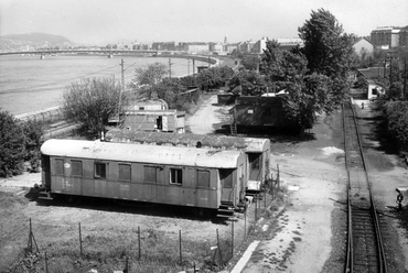 Budapest történetének első száz évében a terület nagy részét az egykori Duna-parti Teherpályaudvar foglalta el. Az 1989-es fotón már csak az utolsóként megmaradt vágánya látható. Forrás: Fortepan/Ferencvárosi Helytörténeti Gyűjtemény