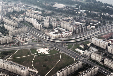 Légifotó, középpontban a Flórián tér, a Szentendrei utat és az Árpád hídat összekötő felüljáró. 1985. Forrás: Fortepan / FŐMTERV