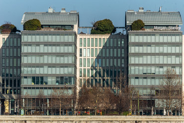 A Millennum Tower III. hasonló alapterületen, de eltérő ruhába öltöztetve épült, a második ütemmel közel egy időben, Vadász Bence és Miklós Zoltán tervei alapján.