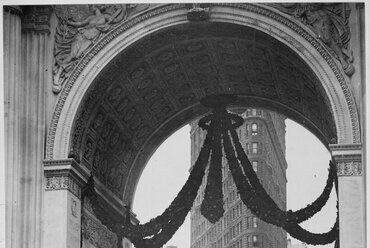 Az I. világháborús győzelem után a 165. gyalogezred felvonulása az akkor a Madison Square-en álló diadalív alatt, háttérben a Flatiron Building (1919). Forrás: Wikimedia Commons / Paul Thompson