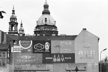 József Attila utca a Bajcsy-Zsilinszky útnál, háttérben a Bazilika. 1969.  Forrás: Fortepan / FŐFOTÓ
