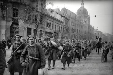 Szovjet katonák az Üllői úton 1945-ben, a háttérben az Iparművészeti Múzeum. Fotó: Fortepan / Vörös Hadsereg