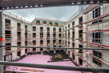 A Bem tér felé eső, második belső udvar nagy része a szállodához tartozik. A félköríves erkélyek mögötti belső tereket a világhírű Marcel Wanders belsőépítész iroda tervezi.
