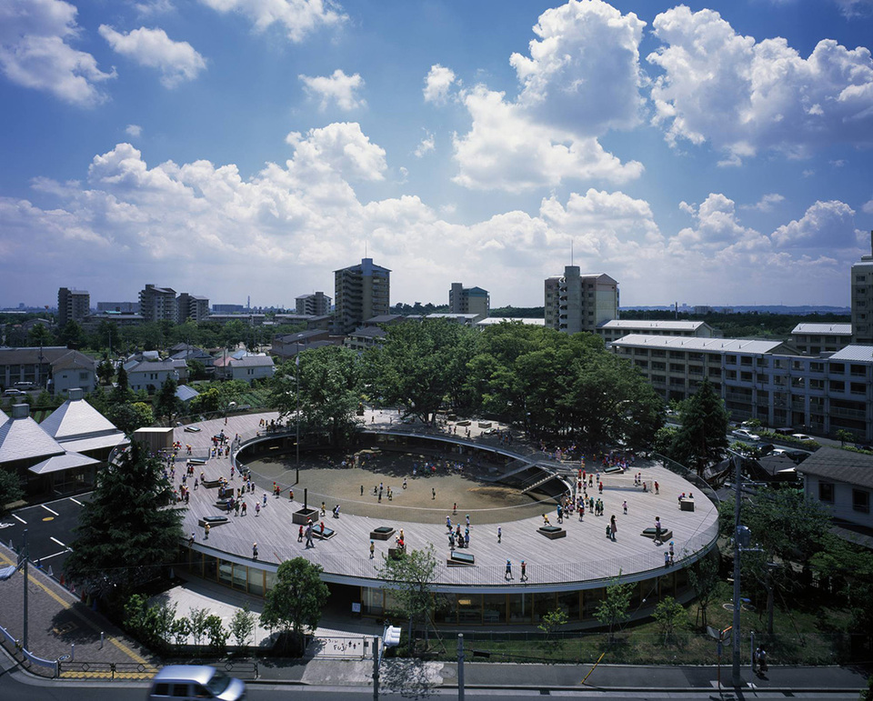 Fuji Kindergarten, Tachikawa, Japán / tervező: Takaharu Tezuka és Yui Tezuka / fotó: Katsuhisa Kida | FOTOTECA / forrás: Tezuka Architects