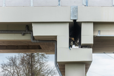 A helyszínen öntött monolit, és előre gyártott vasbeton gerendás hídrészek találkozása. A teljes híd valójában egy monolit vasbeton szerkezetből és a három, hozzá csatlakozó, egyszerűbb gerendahídból áll össze.