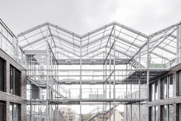 A belső udvar nézete a vertikális üvegházzal a háttérben – Kuhen Malvezzi: Munkaügyi központ és termelőház. Fotó: Hiepler, brunier,