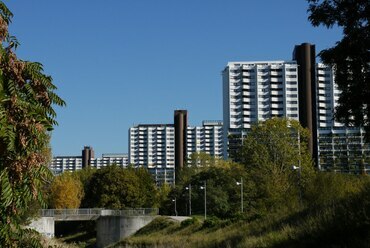 Harry Glück, Kurt Hlaweniczka, Thomas Reinthaller és Franz Requa: Alt-Erlaa lakópark. Forrás: Wikimedia Commons