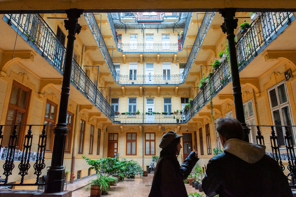 Egy belsőudvaros pesti bérház udvara, archív felvétel. Fotó: Budapest 100