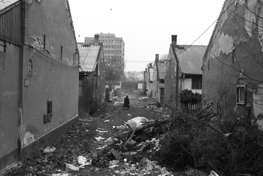 A Kőbányai út 42. alatti 1910-ben épült kislakásos munkáslakótelep bontása. Háttérben a Budapesti Lakásépítő Vállalat székháza, 1986. Forrás: Fortepan / Szalay Zoltán / 197915