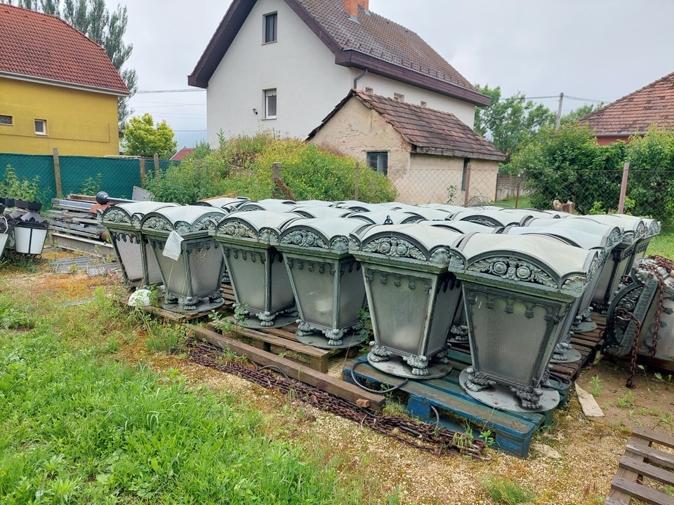 A Széchenyi Lánchíd 14 kandeláberét adja el a főváros. Forrás: BFVK Zrt.